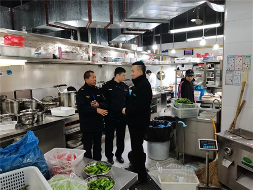 娄桥执法中队开展餐饮油烟专项整治行动