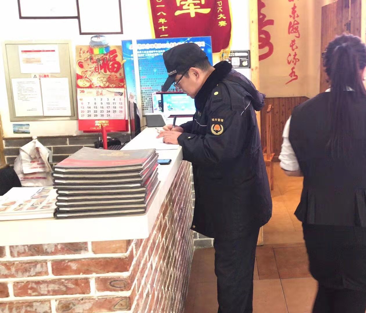 王顶堤街综合执法队开展餐饮入户摸底工作