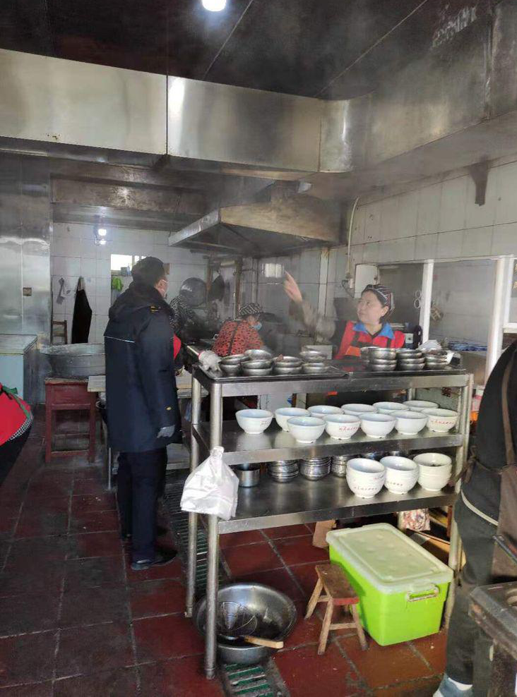 新华街道开展辖区餐饮油烟管控工作