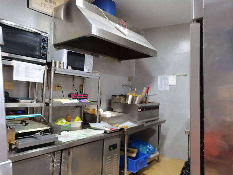 香堤湾社区工作人员开展辖区内五小门店综合排查