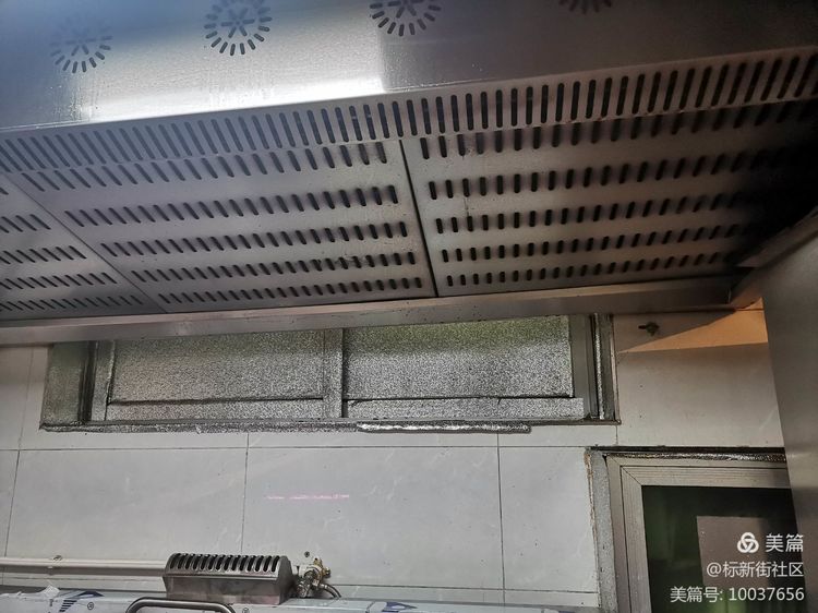 标新街社区网格员巡查辖区餐饮门店