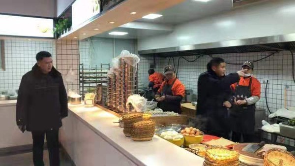 阜阳经济技术开发区城管执法局开展餐饮油烟整治凌晨行动