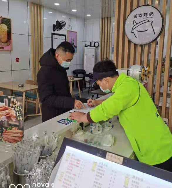滘心环安办环保队员巡查滘心路段餐饮店