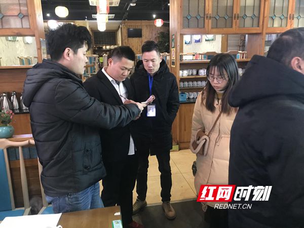 金盆岭街道多部门联合整治餐饮油烟