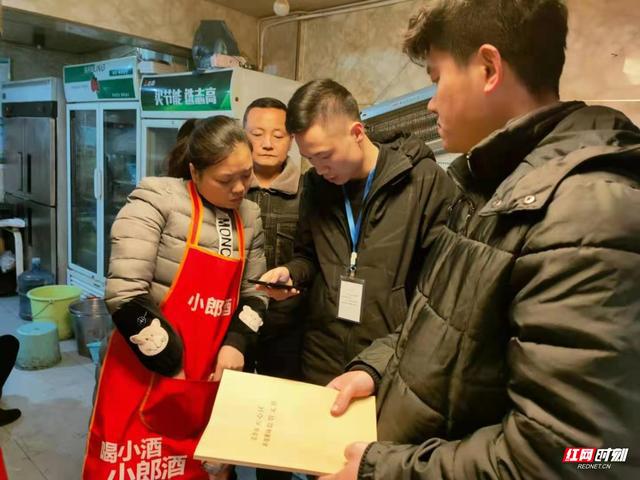 涂新社区多部门联合开展辖区餐饮门店油烟净化情况集中巡查