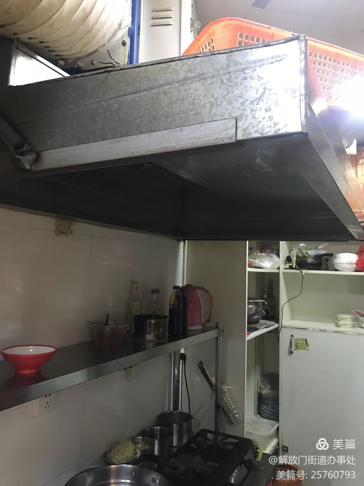 解放门街道开展铁腕治霾夜查工作