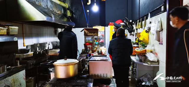 建始县两部门联合开展餐厨油烟专项整治行动