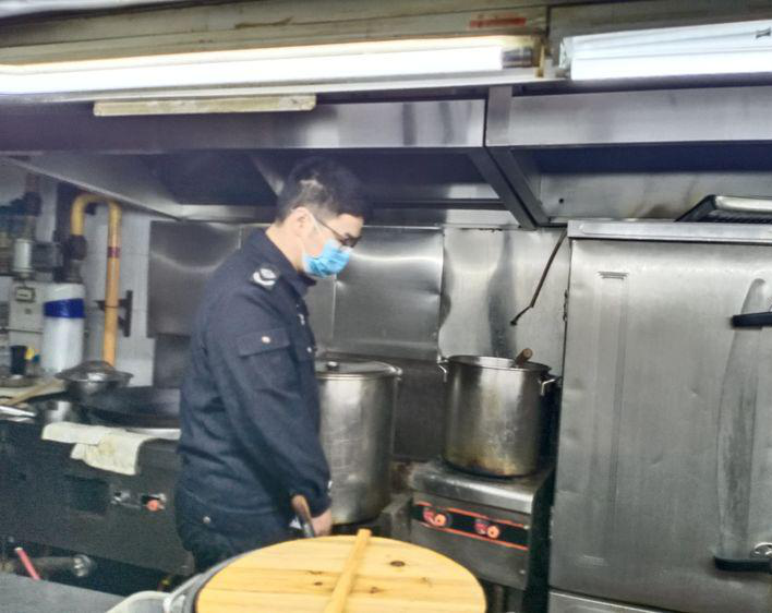 南院门街道检查辖区粉巷餐饮店油烟净化设备安装和使用情况