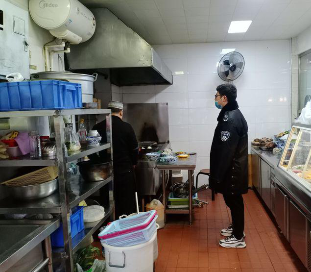 南院门街办开展辖区两条街道餐饮店油烟净化设备安装和使用检查