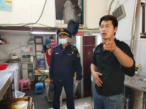 潘火中队推进餐饮油烟治理工作