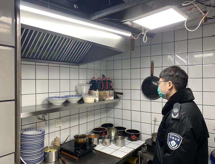 南院门街道开展辖区餐饮单位和工地夜查