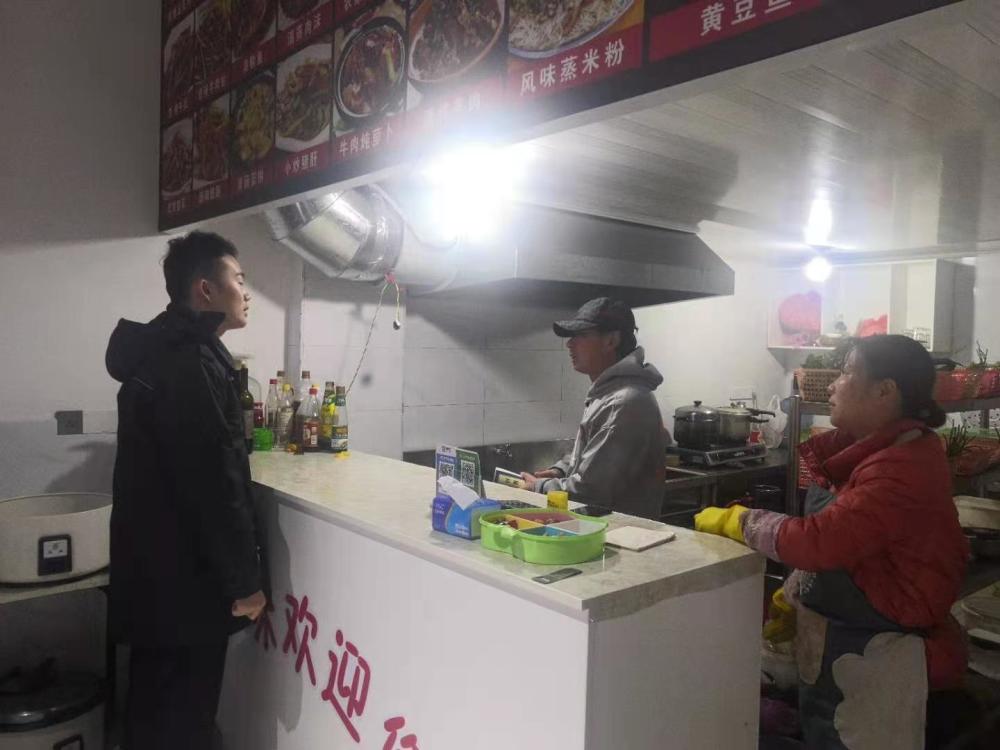 八里湖新区综合执法大队市容中队开展餐饮油烟大排查、大整治活动