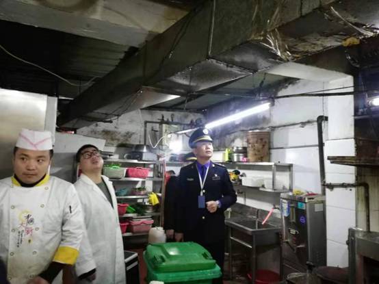 新建区开展整治餐饮油烟污染联合执法行动