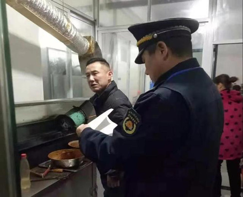 八公山区城管局加大对辖区内餐饮企业检查力度