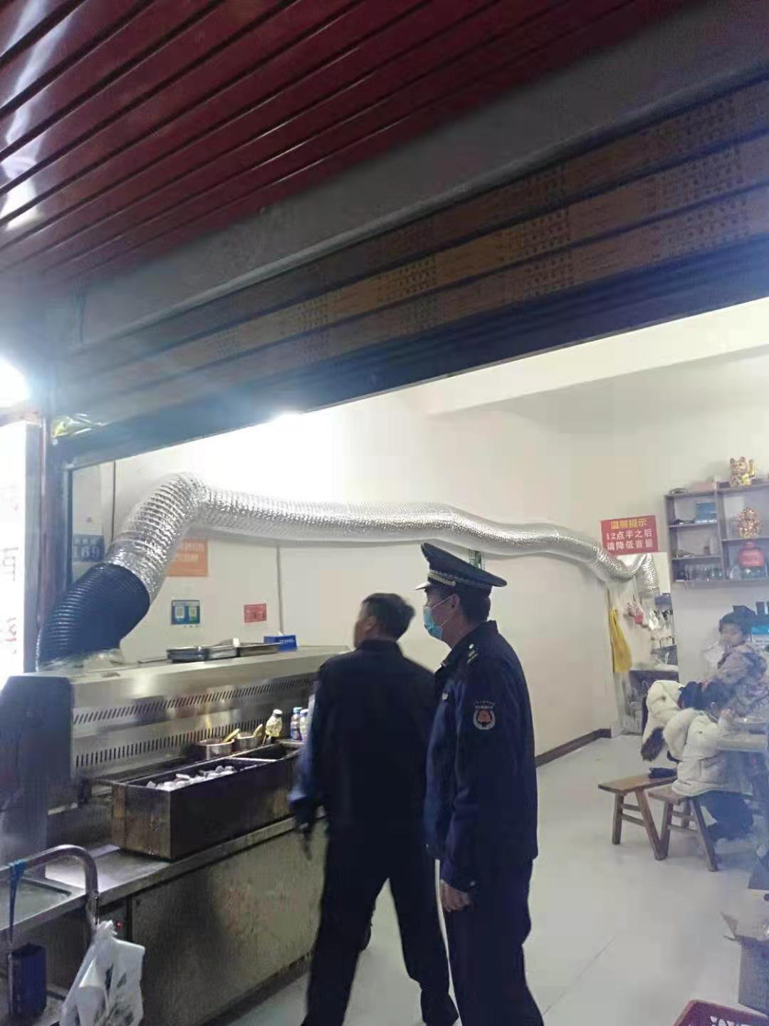 协兴城管分局开展夜市烧烤经营店家油烟污染集中整治行动