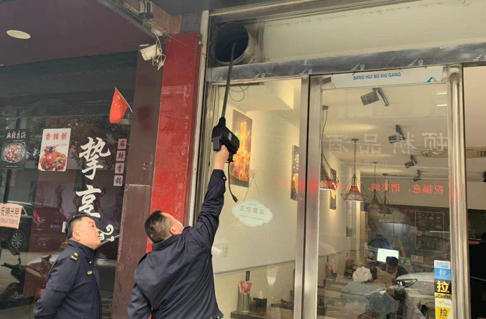 单县综合行政执法局加强餐饮油烟巡查和整治力度