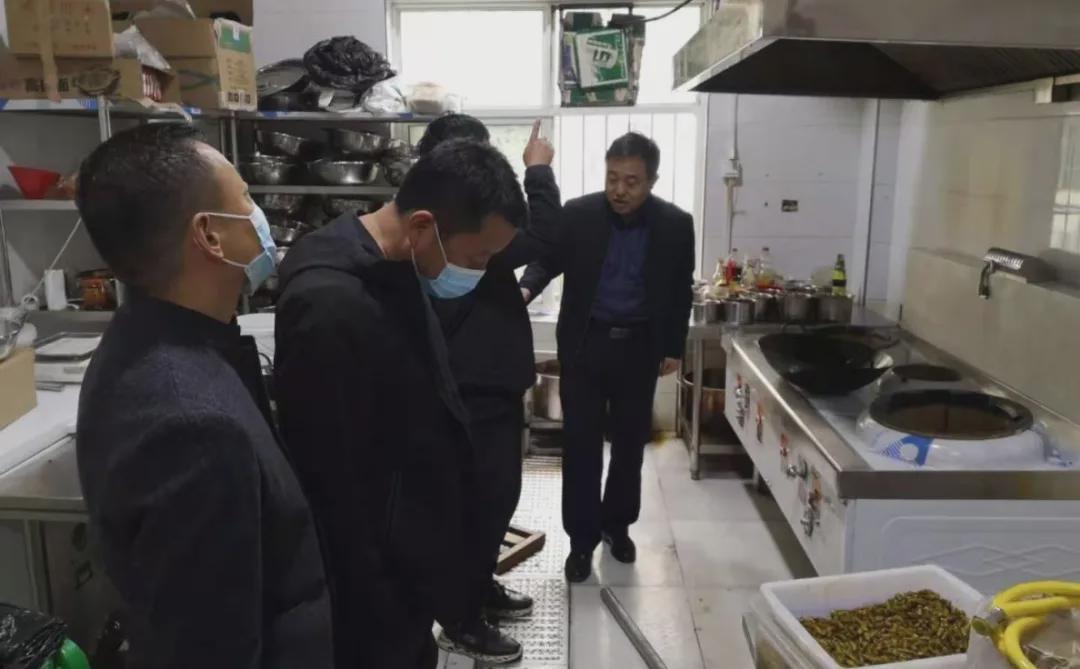 宝鸡市城管执法局检查验收凤县餐饮油烟污染整治任务