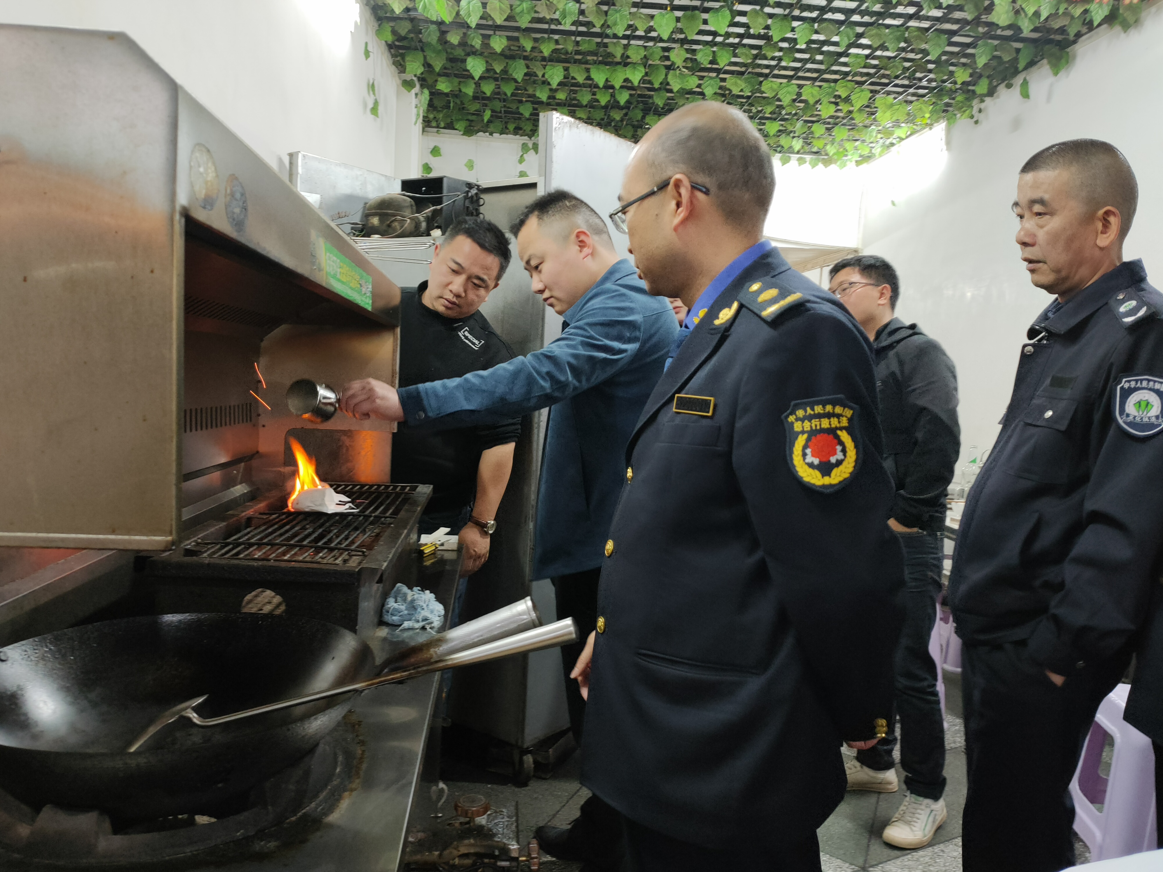 凤城街道多部门联合开展餐饮油烟整治