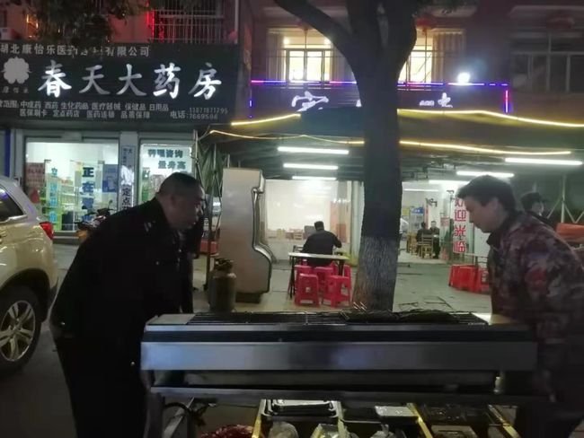 大悟县城管执法局开展夜宵烧烤专项整治行动
