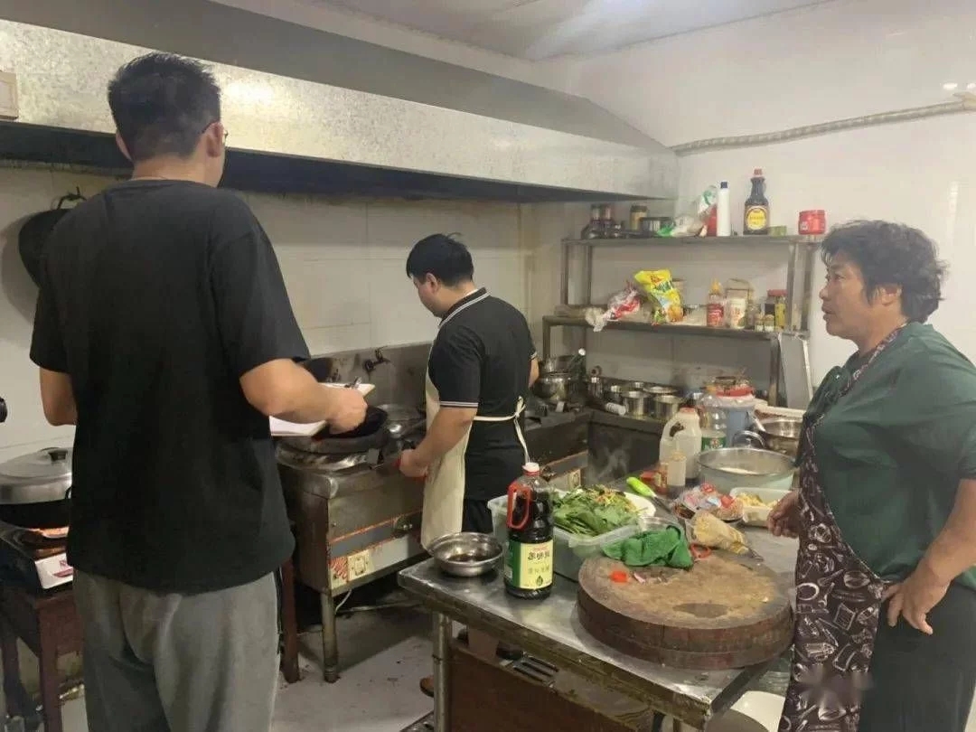 四里桥社区开展餐饮业油烟治理大排查活动