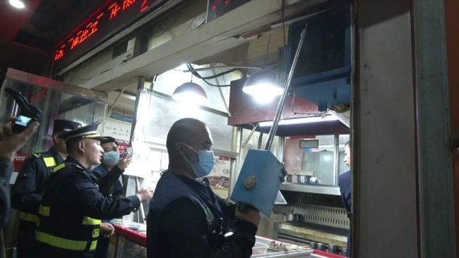 金乡县综合行政执法局开展取缔店内烧烤“回头看”整治行动