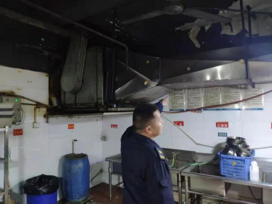 双清区城管局开展餐饮油烟污染治理行动