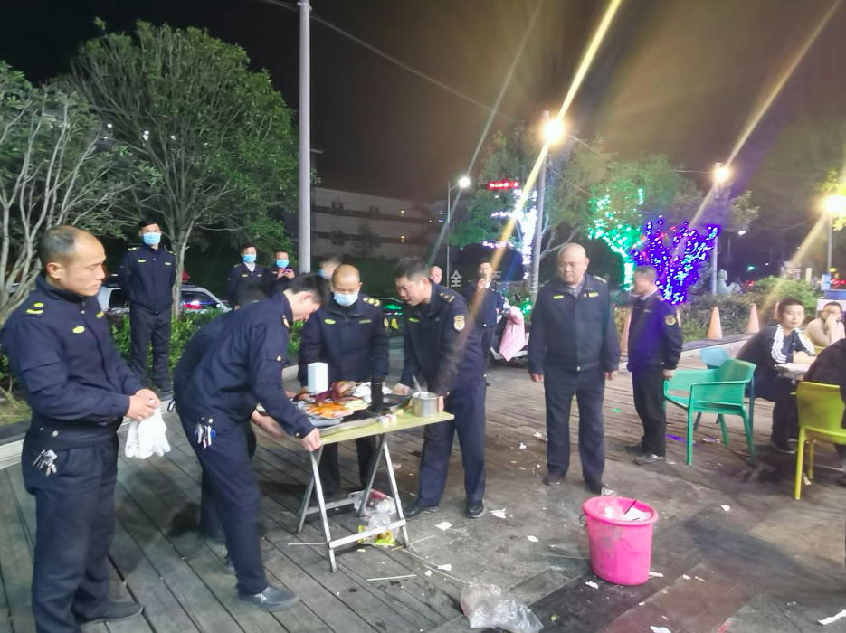青云谱区城管局执法大队开展露天夜市烧烤专项整治