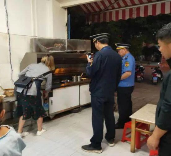 蒙自市城市综合执法局开展餐饮油烟污染专项整治活动