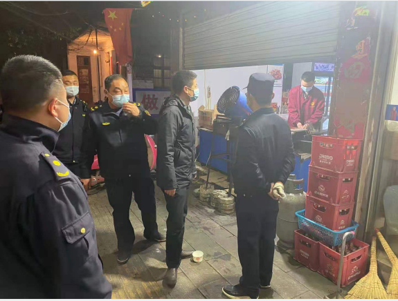 云梦县城管综合执法大队开展露天烧烤大排档整治行动
