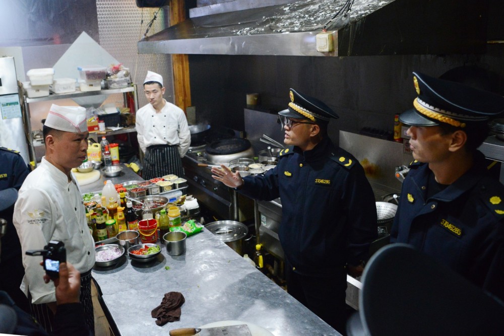 滕州市综合行政执法局开展夜间市容秩序整治