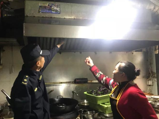 贡井区综合行政执法局多措并举深化餐饮油烟治理