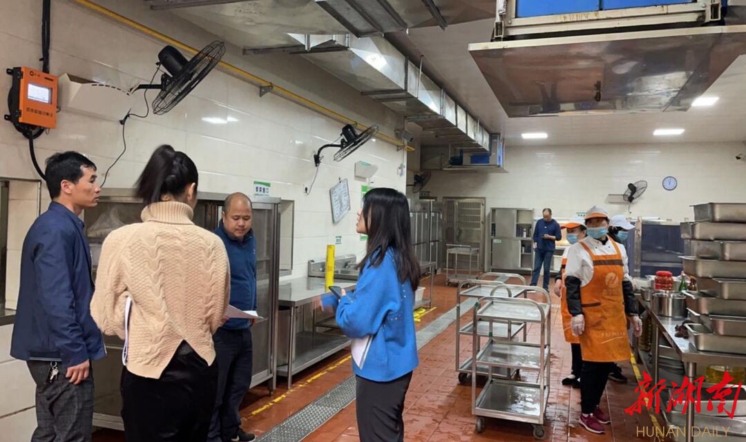 豹子岭社区开展餐饮业油烟集中整治行动