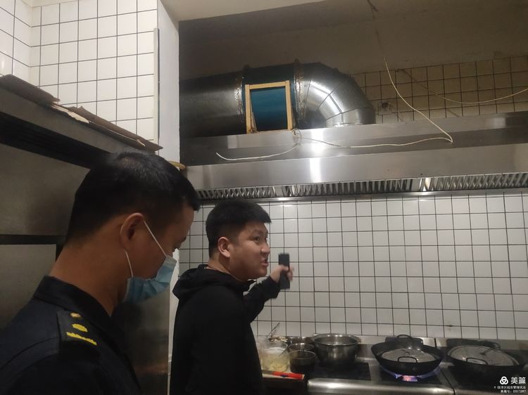 任泽城管局开展大气污染夜查工作