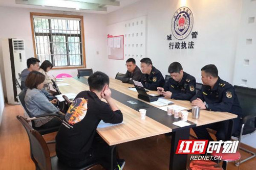金盆岭街道城管办约谈轻院路沿线部分餐饮门店