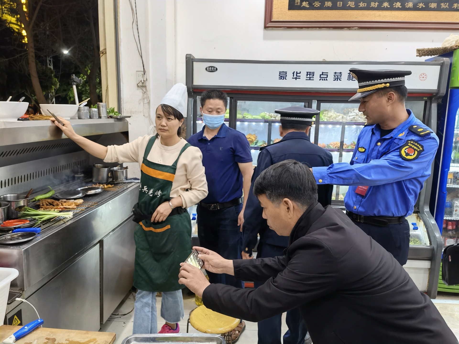 蒙自市多部门联合开展烧烤油烟专项集中整治行动
