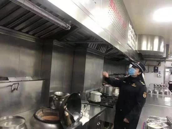 新华区开展餐饮油烟排放规范化集中整治专项行动
