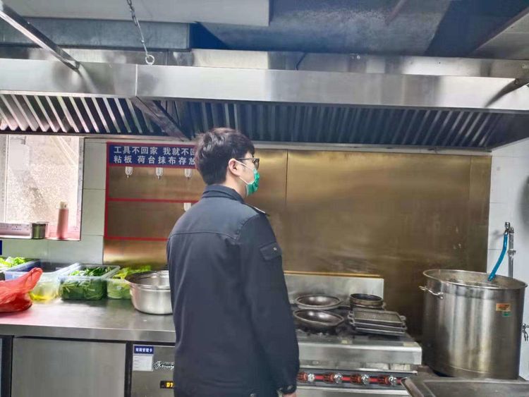 南院门街道专职网格员开展辖区餐饮单位和工地夜查工作