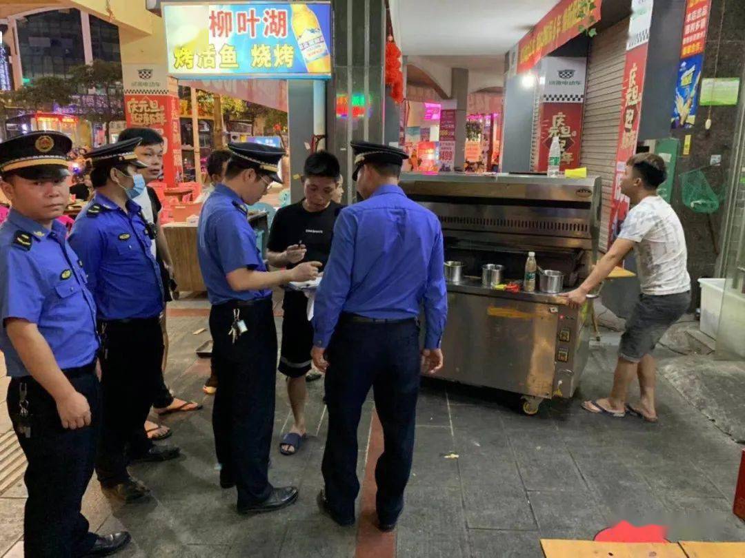 玉林市城市管理执法支队开展夜市烧烤摊点整治行动