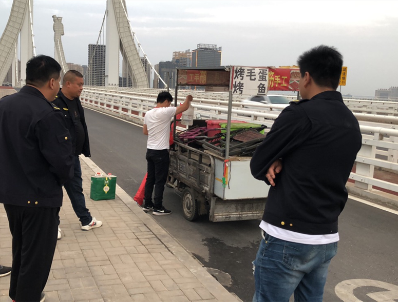 李楼镇开展夜查违规烧烤摊专项行动