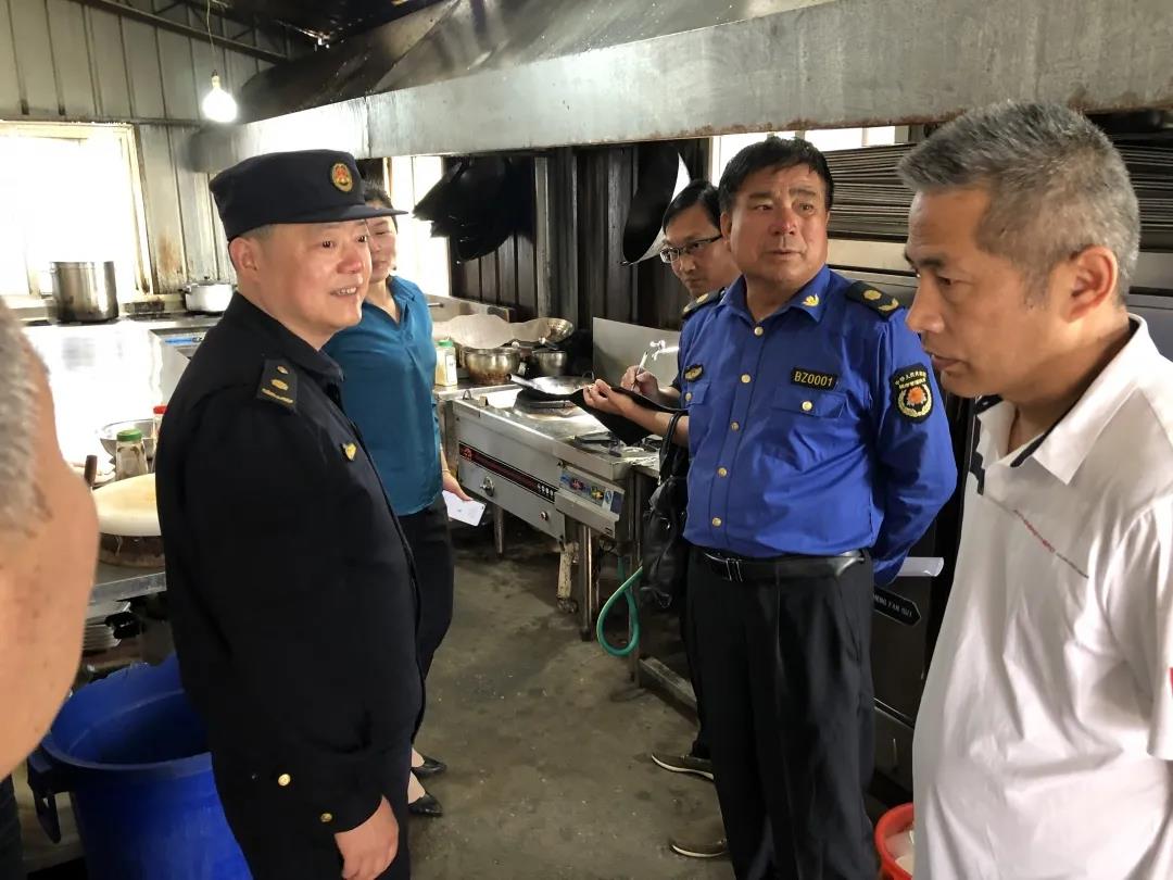 巢湖市城管行政执法五大队联合多部门赴坝镇开展餐饮业整治