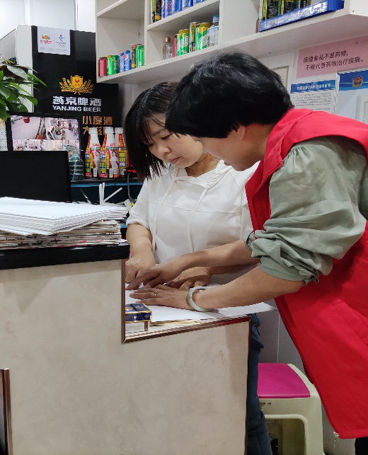 仰天湖社区网格员开展辖区餐饮门店走访