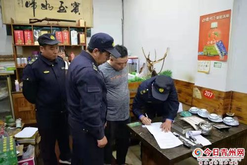 青州市综合行政执法局开展餐饮油烟夜查行动