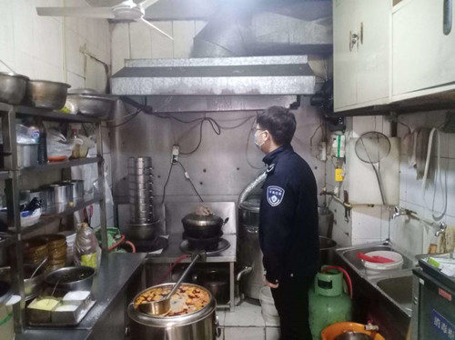 南院门街办专职网格员开展辖区餐饮店油烟净化设备检查
