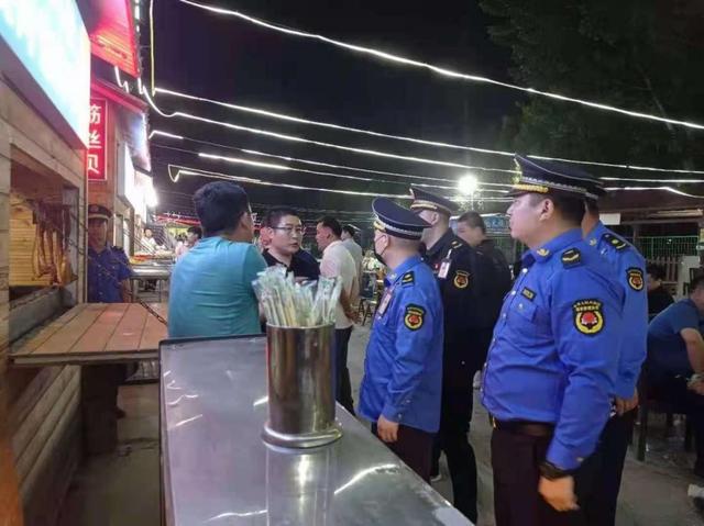 上街区城管局开展早餐店及夜间烧烤油烟专项整治行动