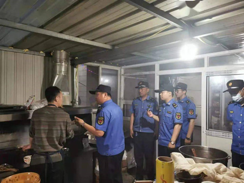 武邑县住建局城管执法大队开展烧烤门店突击检查