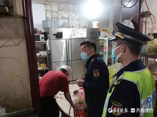 东营市城市管理行政执法监察支队开展烧烤油烟排放问题夜查