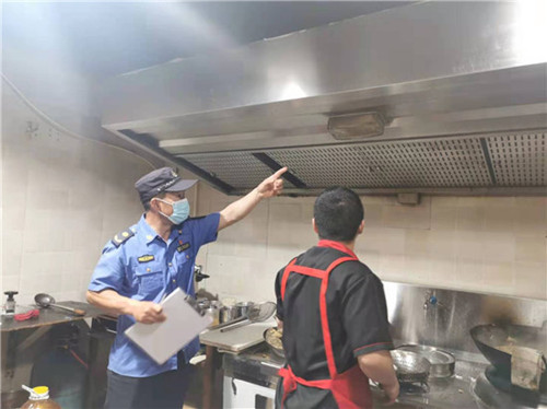 菏泽市开发区城管执法大队推进餐饮油烟污染治理工作