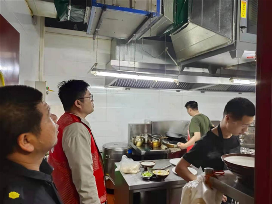 郑州高新区沟赵办事处开展餐饮油烟专项整治宣传活动