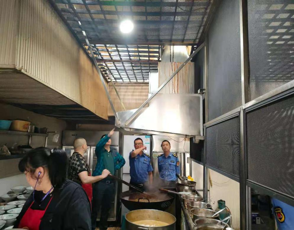 雅安市名山区综合行政执法局开展城区餐饮油烟治理