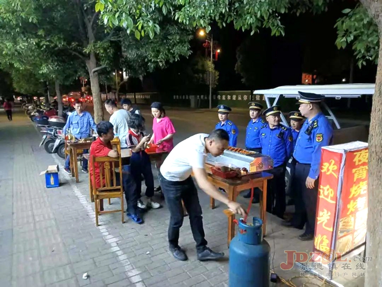 昌江城管加强夜市整治优化夜间环境